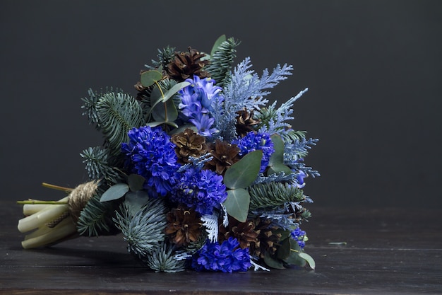 고귀한 전나무 나뭇 가지, 푸른 히아신스와 콘, 겨울 선물 개념의 겨울 꽃다발