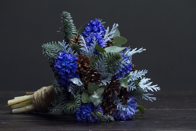 노빌 전나무 나뭇 가지, 푸른 히아신스와 콘, 겨울 선물 개념의 겨울 꽃다발