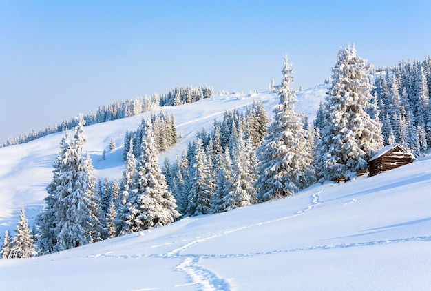 小屋のある冬の穏やかな山の風景（Kukol Mount、Carpathian Mountains、ウクライナ）