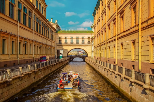 晴れた日の冬宮殿の冬の運河サンクトペテルブルク ロシア 2023 年 9 月 11 日
