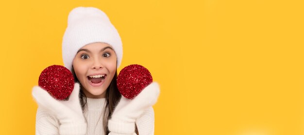 Inverno bambino isolato ritratto ragazza adolescente in vacanza di natale buon natale felice anno nuovo banner di natale bambino ragazza studio bambino inverno ritratto con spazio di copia