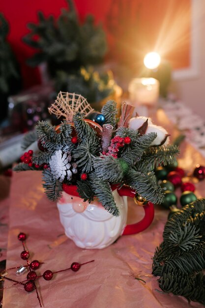 写真 テーブルの上の面白いボウルに冬のクリスマスブーケット