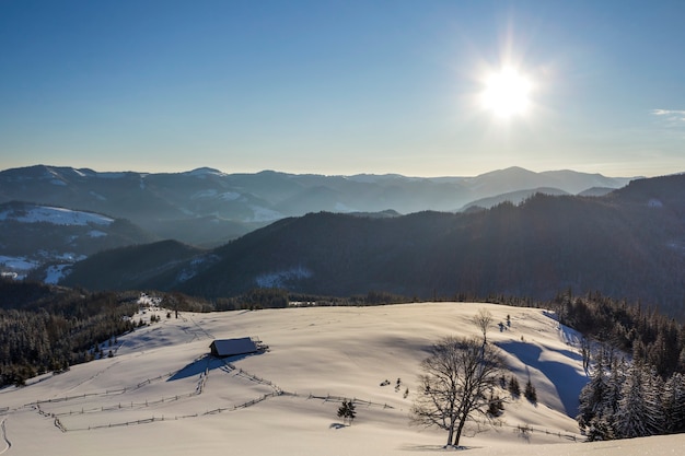 凍るような晴れた日の山の谷の冬のクリスマスの風景。