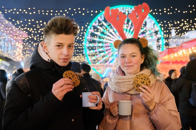 Winter christmas portret van een gelukkig paar op de vakantiemarkt