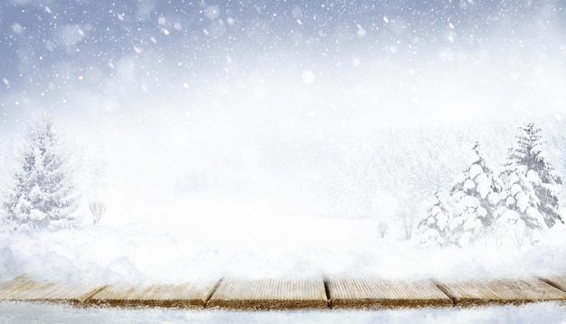 Fondo scenico di natale di inverno con lo spazio della copia e della tavola di legno.