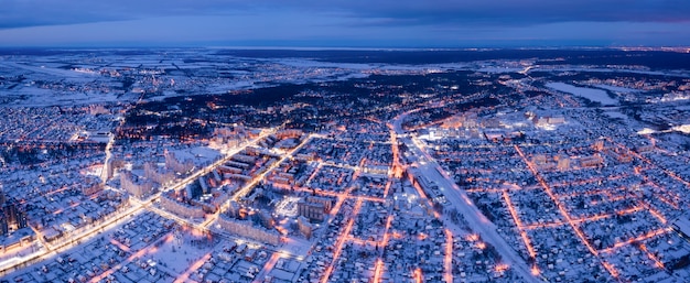 Зимний городской пейзаж. Освещенные улицы пригорода и коттеджи.