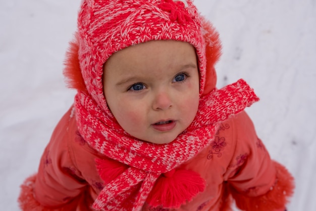 Winter close-up buiten portret van schattige babymeisje. Detailopname.