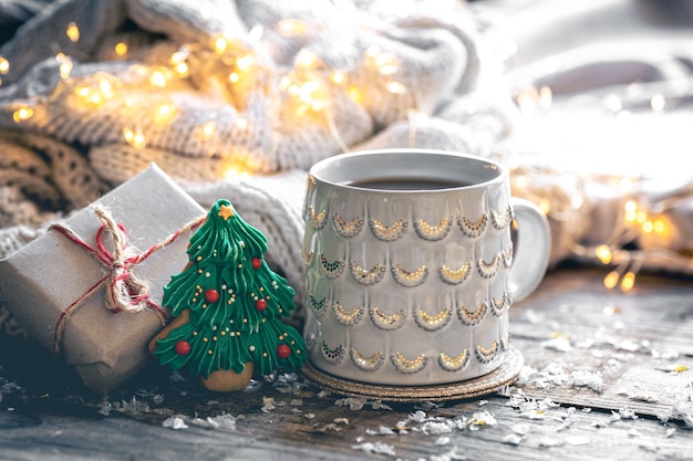 Photo winter composition with a cup of cocoa and decorative details