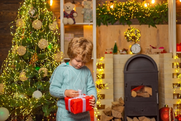 Servizio di consegna invernale per bambini bambino felice con confezione regalo di natale simpatici bambini che celebrano il ch...