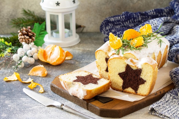 冬のデザート クリスマスのチョコレートスターカップケーキと酸っぱいクリームグラスが 祝日のテーブルに