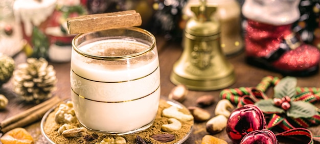 Eggnog coquito 또는 Auld Mans 우유라고 하는 계란 리큐어와 계피로 만든 겨울 음료