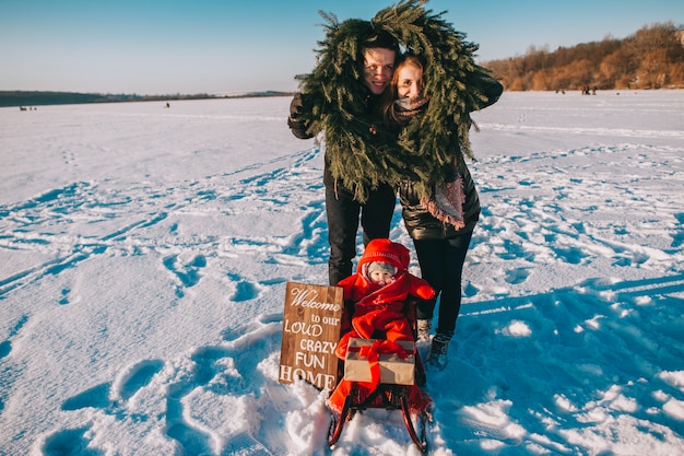 Winter familie slee baby