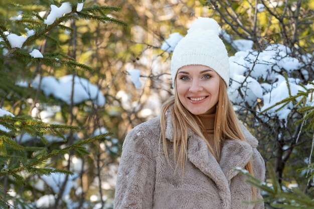 冬のファッションライフスタイル 美しい若い女性の肖像画 松の木の背景 冬の雪に覆われた森の少女