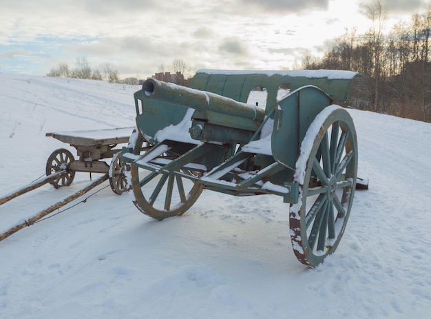 Winter in the field is a cannon of the second world war.