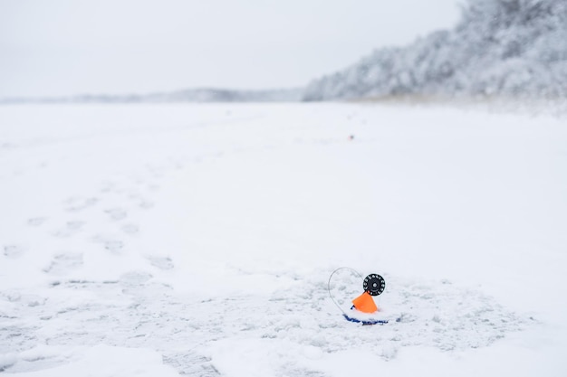 冬の釣り魚の氷釣り竿と冬の釣りのための機器湖の雪と釣り