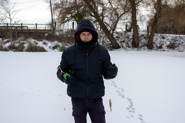 冬の釣り。氷の上の漁師。