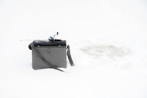 氷上での冬の釣り。氷の穴で餌を揺らします。