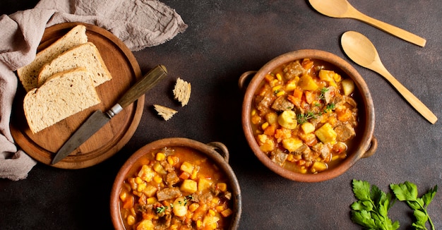 Photo winter food stew in bowl and slices of bread