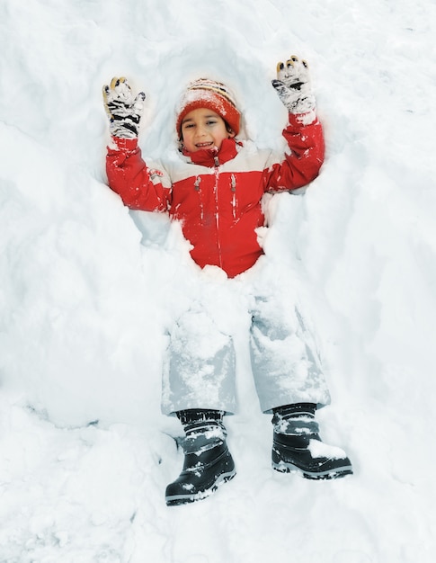 Foto winter fun kid giocando divertendosi nella neve