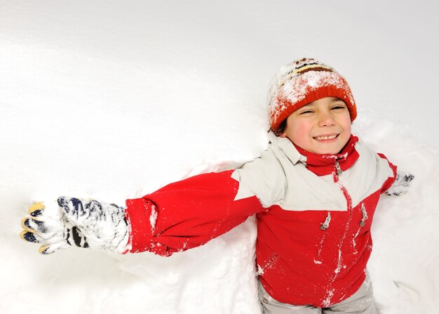 雪の中で楽しい時間を過ごす冬の子供