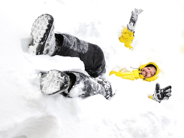 雪の中で楽しみながら遊ぶ冬の楽しい男