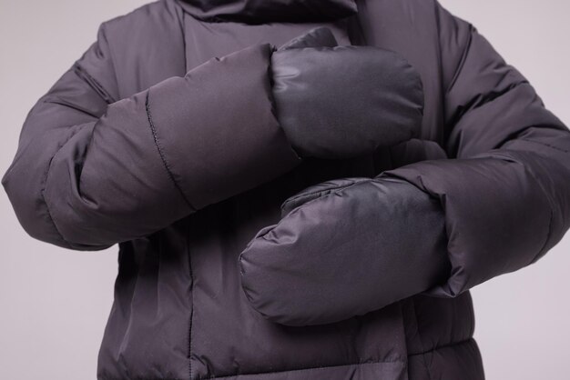 Winter gebreide wollen handschoenen op geïsoleerde witte achtergrond.