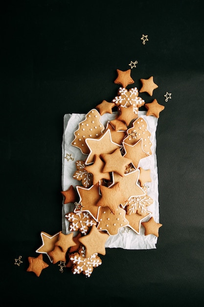 나무 판자에 있는 별 모양의 겨울 생강 쿠키 크리스마스 쿠키 세트
