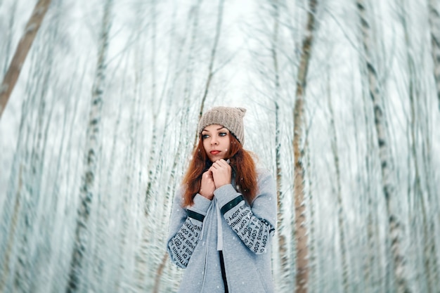 Зима, девушка в зимнем лесу, снег. Концепция новогодних праздников, отдых.