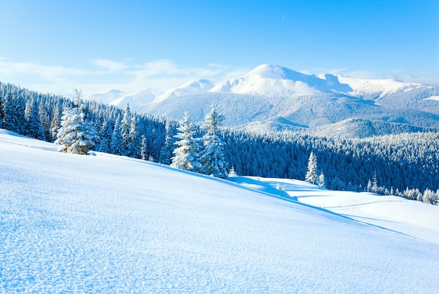 Winter Goverla Mount uitzicht en sneeuw oppervlak op berghelling vooraan