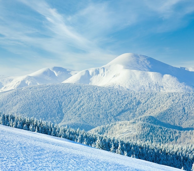 Winter Goverla Mount weergave en sneeuwoppervlak op berghelling vooraan Karpaten Oekraïne