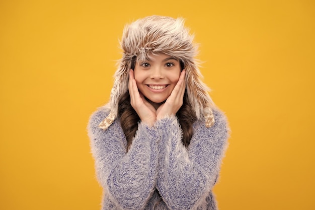 겨울 모자 추운 계절 개념 어린이를 위한 겨울 패션 액세서리 따뜻한 니트 모자를 쓴 10대 소녀 행복한 소녀 얼굴 긍정적이고 웃는 감정