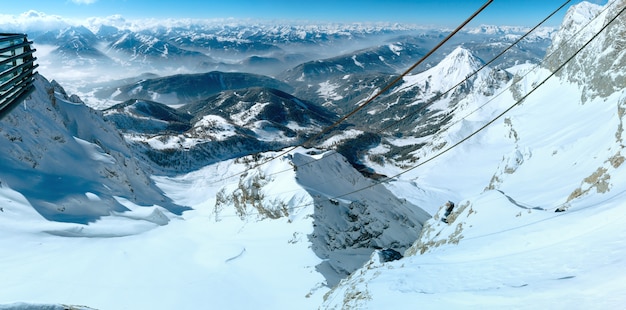 Photo winter hazy mountain view from upper station cable car to dachstein (austria)