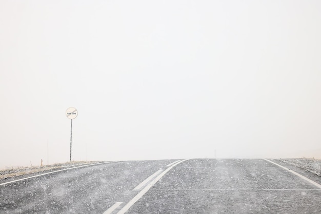 冬の高速道路の降雪背景霧視界不良