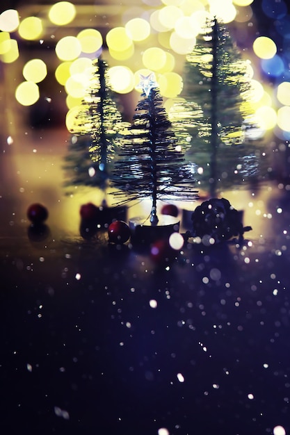 Foto sfondo vacanza invernale con abete congelato, luci glitterate, bokeh. fondo di festa di natale e capodanno con spazio di copia.