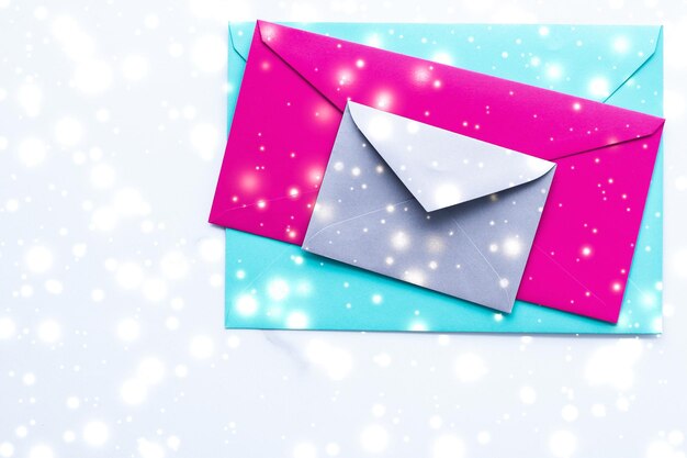 光沢のある雪 flatlay 背景愛の手紙やクリスマス メール カードのデザインと大理石の冬の休日白紙封筒