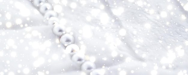 Зимние праздничные украшения, модное жемчужное ожерелье на меховом фоне, гламурный стиль, подарок и шикарный подарок для роскошного ювелирного бренда, дизайн баннера для покупок