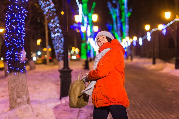 Зимний курортный сезон рождество новый год концепция смешная счастливая женщина проводит время, весело проводя время рядом