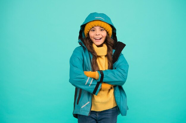 冬休みニット服ファッション寒い季節の天気野外活動子供のための小さな女の子