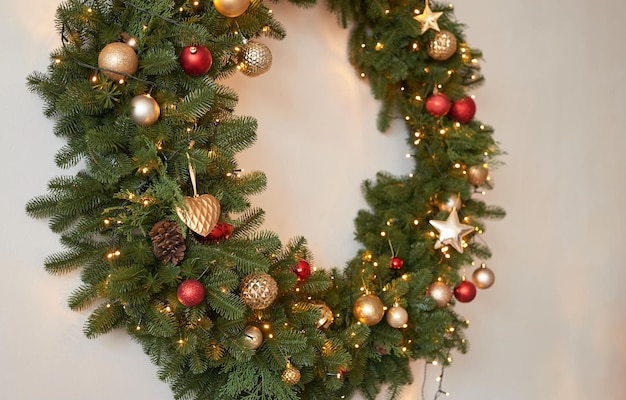 冬の休日と休暇 クリスマスと新年の装飾背景 クリスマス ツリーとおもちゃ サンタの住居 休日のアパートのインテリア