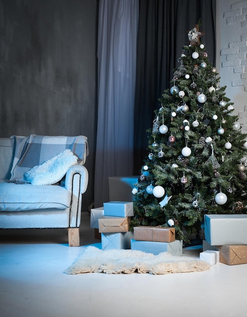 Winter home decor kerstboom in loft interieur tegen bakstenen muur