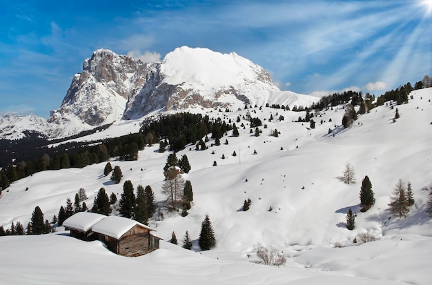 Casa invernale nel paesaggio panoramico della neve di montagna a natale.