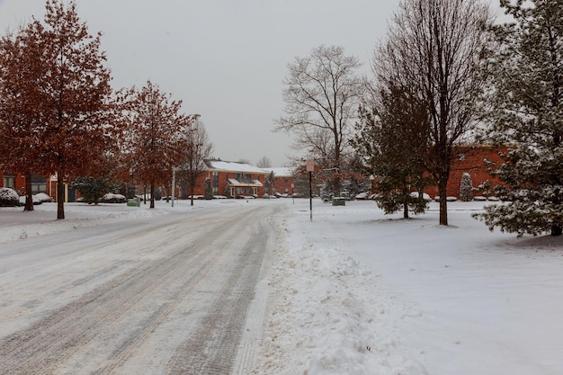 Winter houten weg bedekt met sneeuw appartement