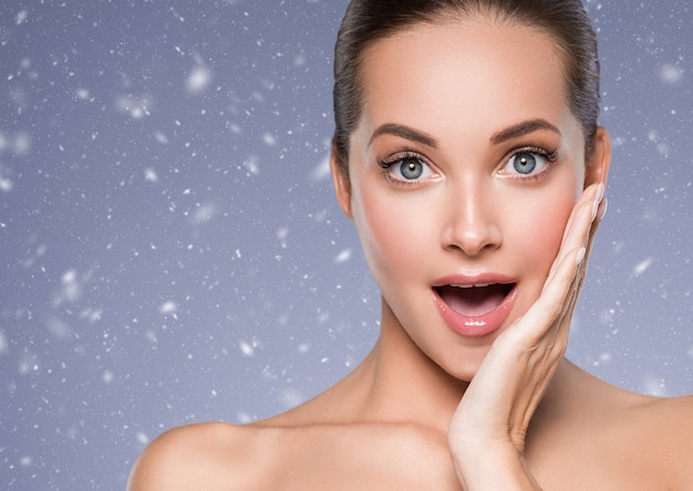 Winter Huidverzorging vrouw schoonheid gezicht gezond gezicht huid cosmetisch model emotioneel en gelukkig. Studio opname.