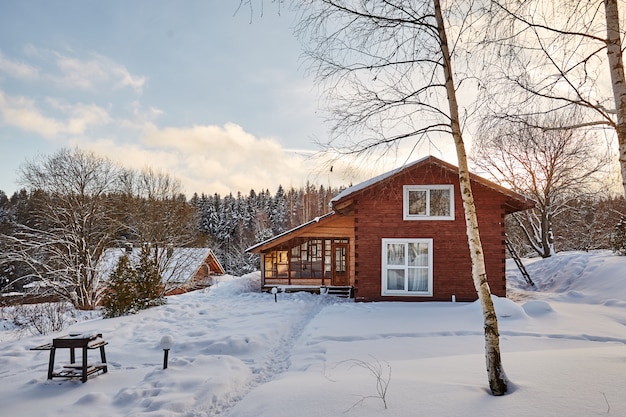 Winter huis op winter besneeuwde panoramisch landschap