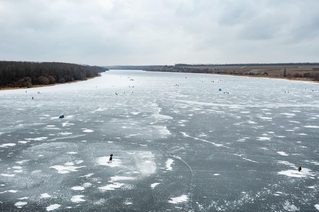 写真 冬の氷釣りアイストップビューで多くの漁師