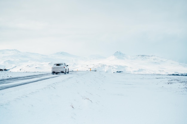 Winter iceland landscape traveling along the golden ring in
iceland by car winter when the ground and the mountains are covered
by snow