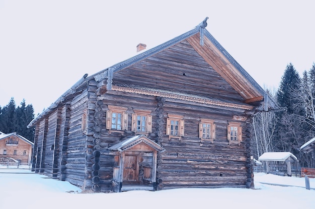 winter in het dorp, seizoenslandschap, reliëf, heuvelachtig uitzicht houten huizen sneeuwlandschap