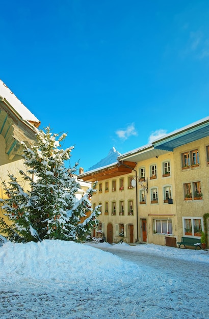 Winter in het middeleeuwse stadje Gruyere in Zwitserland, ontstaan in de kantons Fribourg, een beroemd landbouw- en Gruyere-kaasmakerijgebied