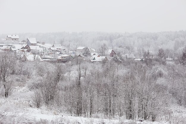 Winter in het Russische dorp / winterlandschap, bos in Rusland, besneeuwde bomen in de provincie