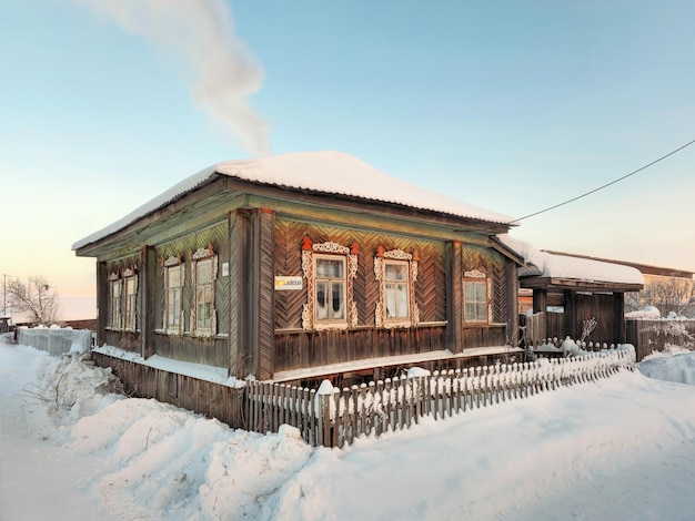 Фото Зима в русской сельской местности древняя деревянная хижина под